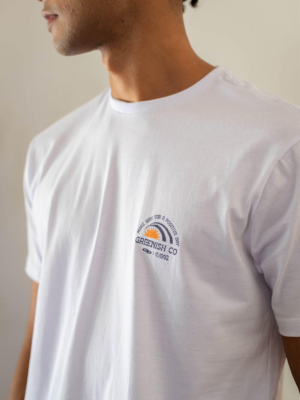 Camiseta branca da Greenish com estampa no peito, ideal para um look casual e descontraído.