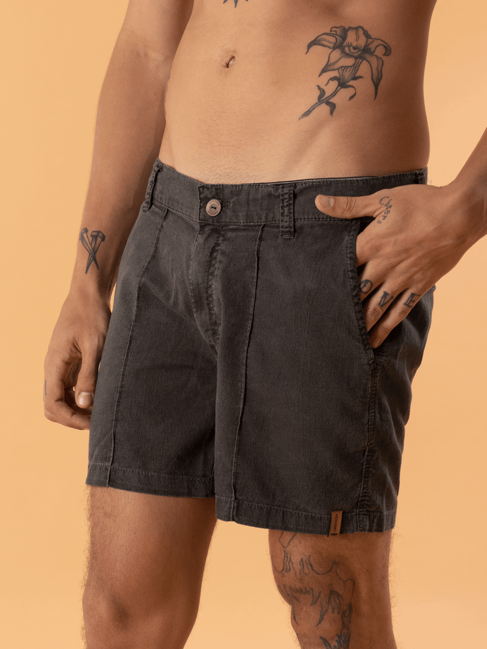 Bermuda Tinturada Slim Fit Sarja da Greenish na cor preta, modelagem moderna e confortável para diversas ocasiões.