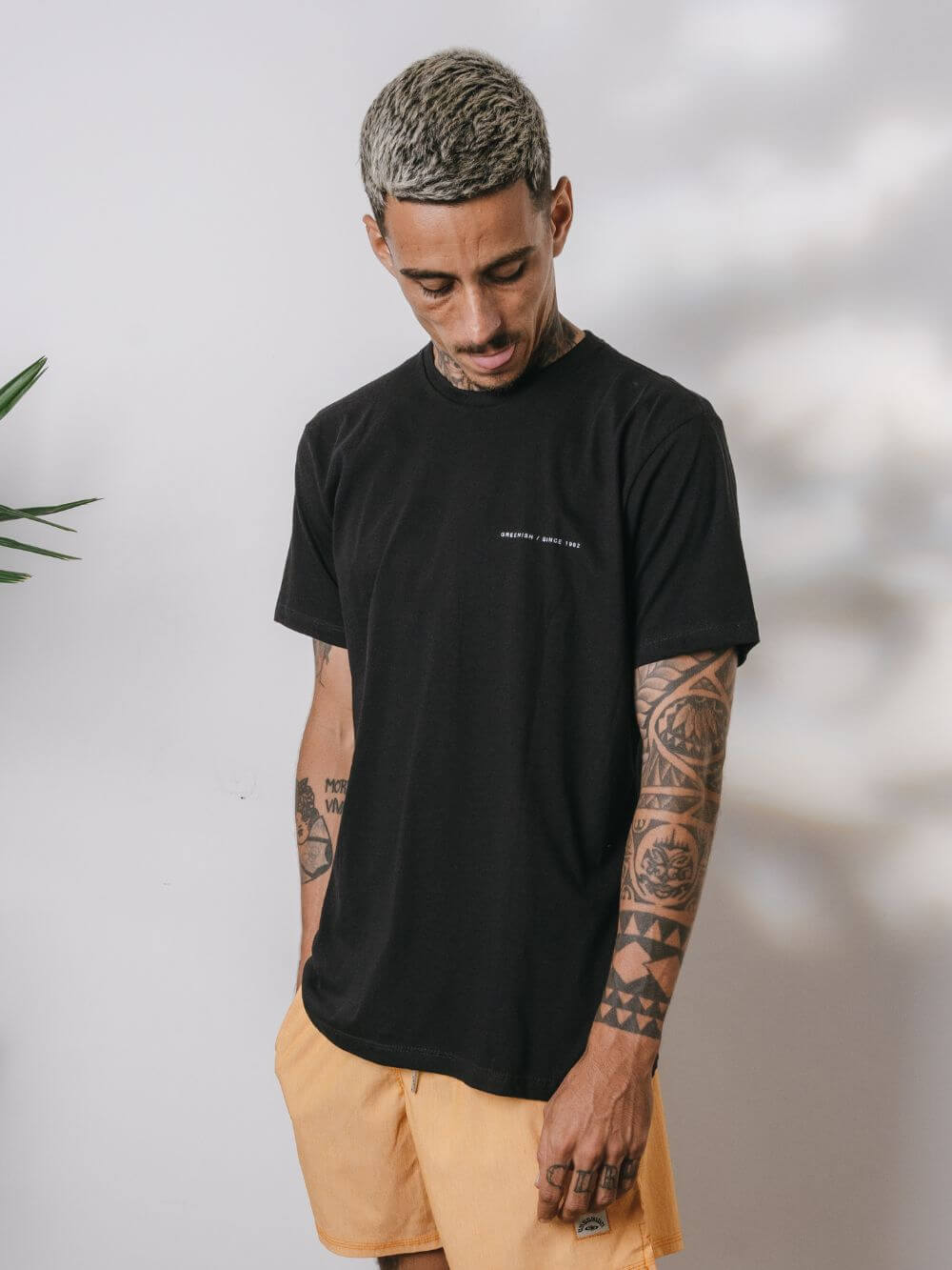 Camiseta Spiral Icons preta da Greenish, feita de algodão, com estampa minimalista e modelagem clássica.