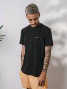 Camiseta Spiral Icons preta da Greenish, feita de algodão, com estampa minimalista e modelagem clássica.
