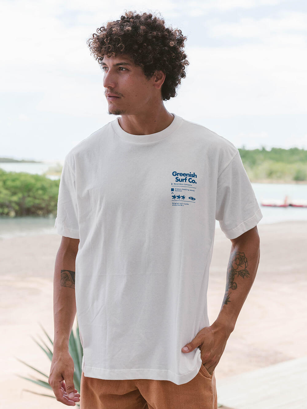 Camiseta oversized Big Riders da Greenish, branca, em tecido 100% algodão, perfeita para conforto após atividades ao ar livre.