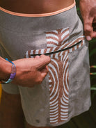 Shorts de banho Greenish com estampa étnica e bolso com zíper, ideal para conforto e estilo à beira da água.