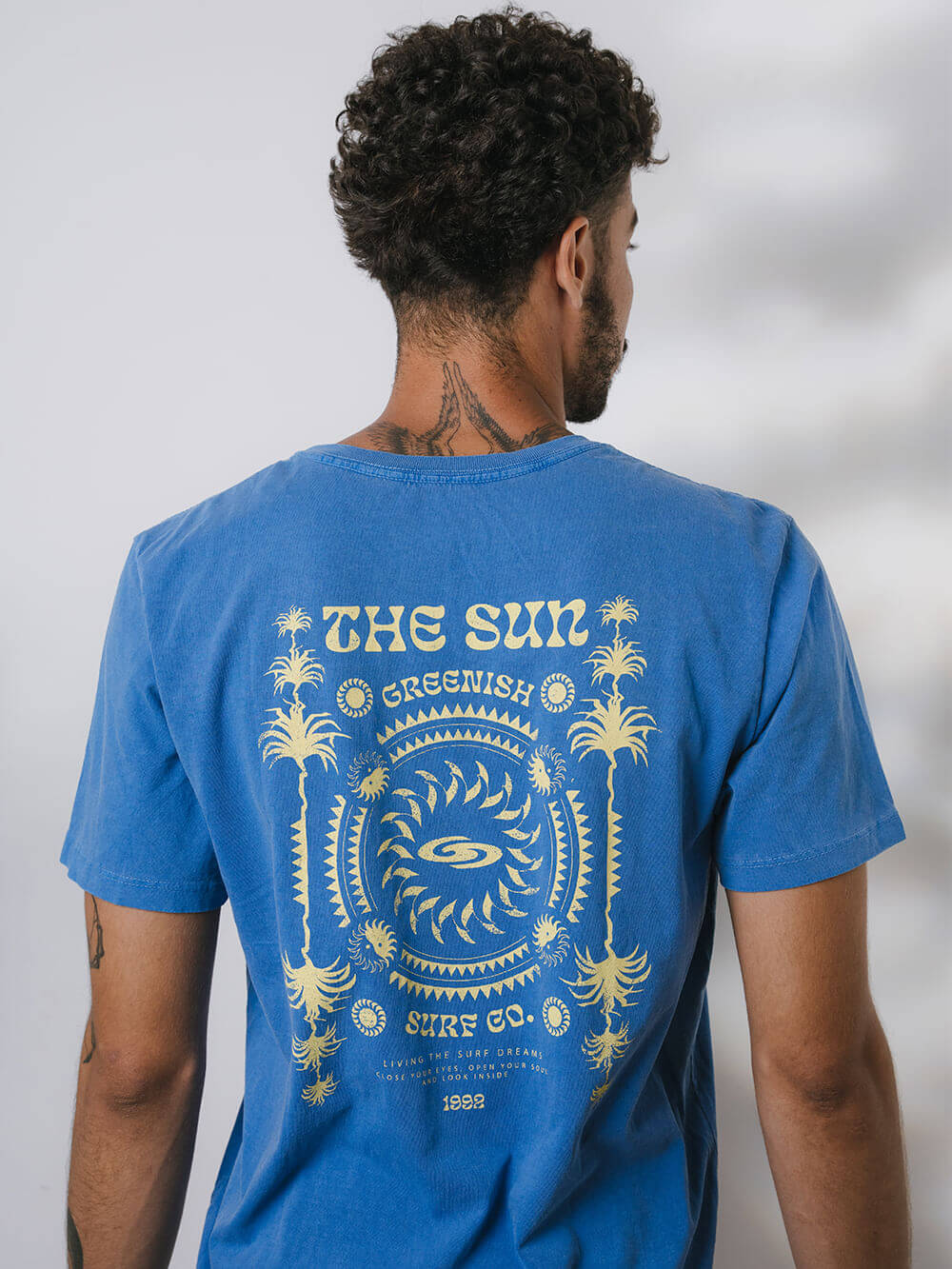 Camiseta Vintage The Sun azul da Greenish, estampa vibrante com tema solar e palm trees.