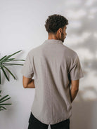 Camisa Botão Bahamas cinza da Greenish, mostrando a parte de trás e mangas curtas, ideal para conforto e estilo.