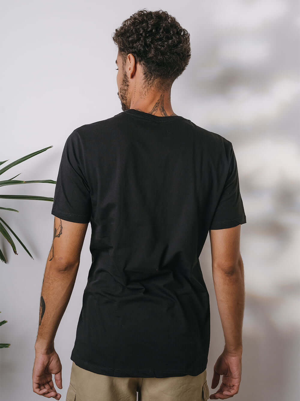Camiseta Palm preta da Greenish, vista de costas, feita em algodão, ideal para looks casuais e confortáveis.