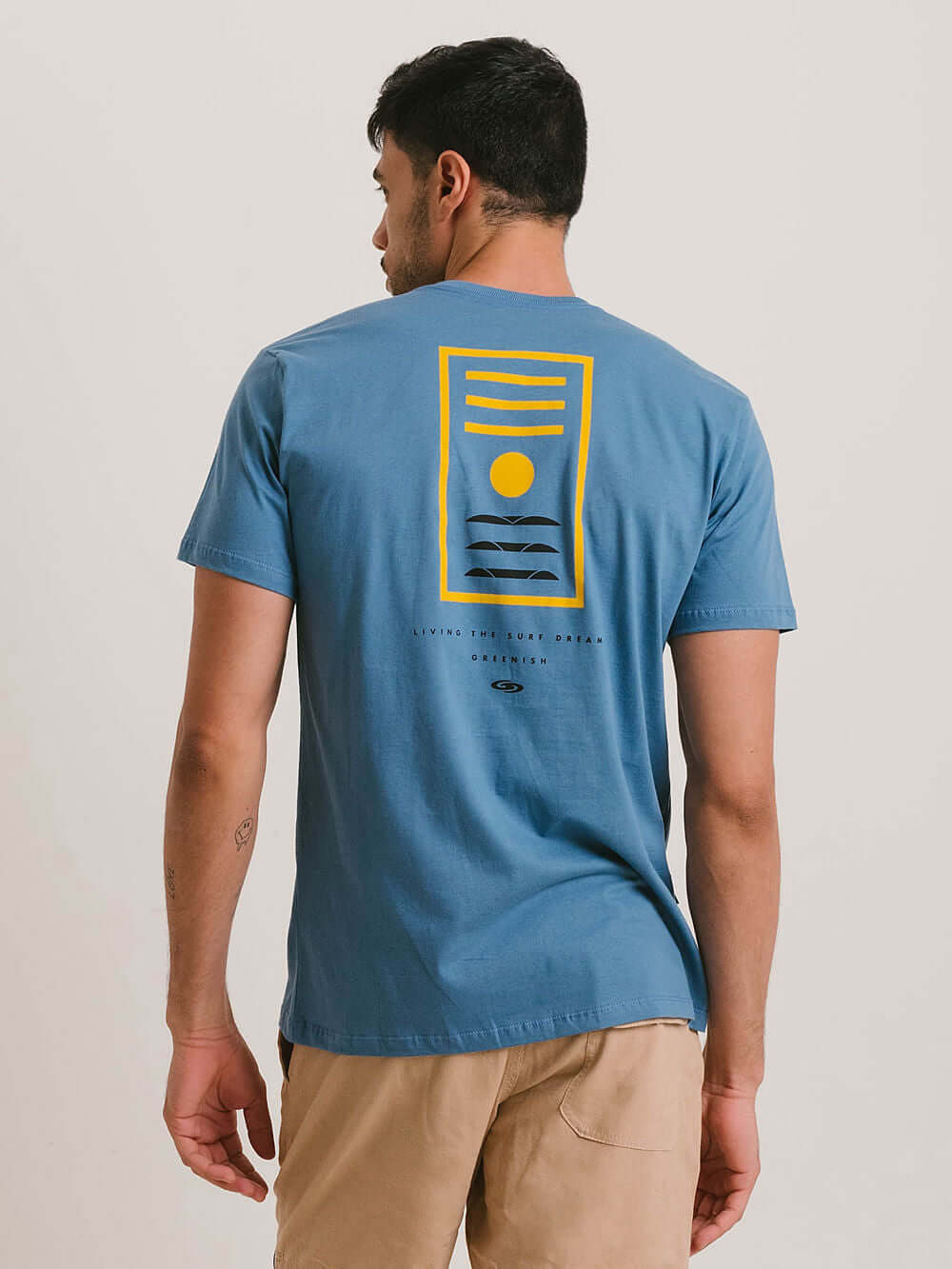 Camiseta azul Greenish com estampa colorida nas costas, modelagem clássica e confortável.
