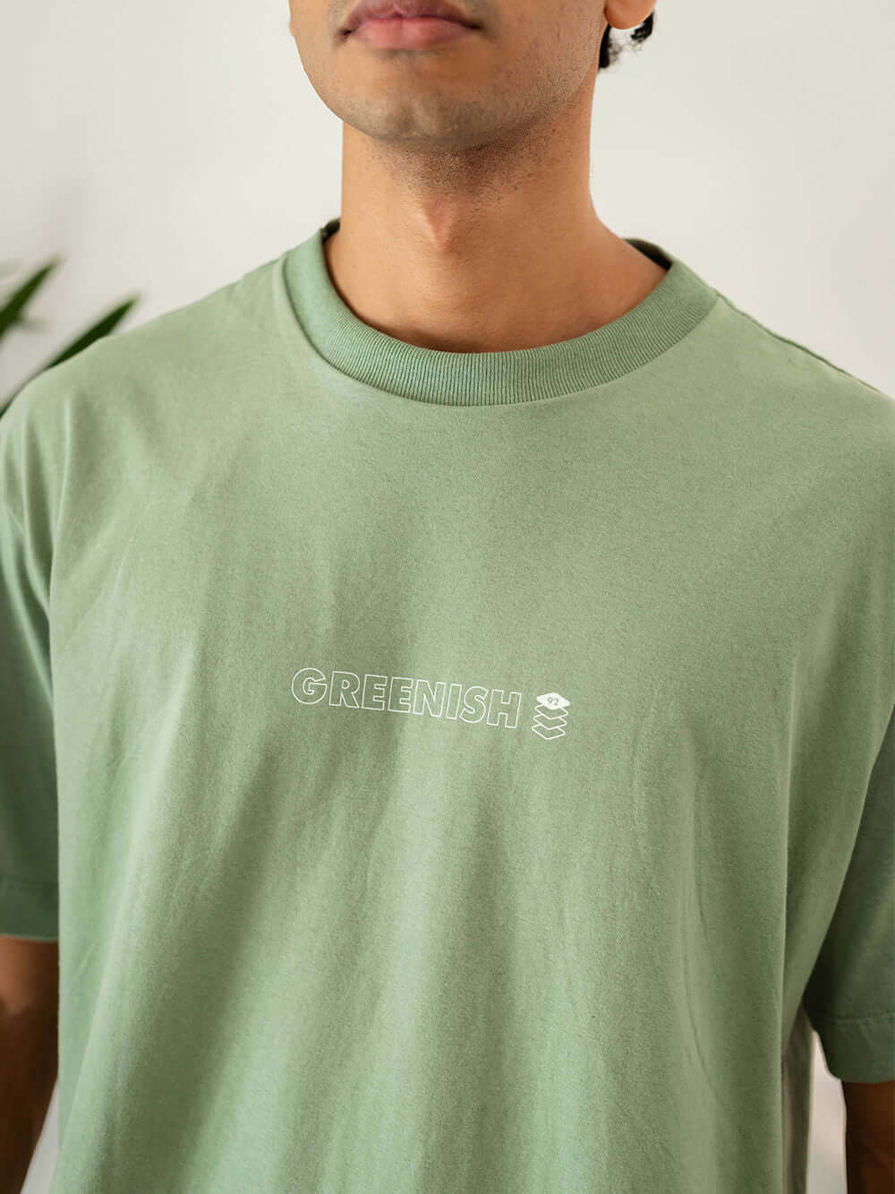 Camista oversized verde da Greenish com estampa minimalista, ideal para estilo streetwear e conforto no dia a dia.