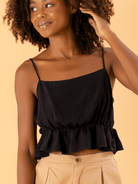 Top Bloom - Preto da Greenish, blusa preta com detalhe de babado, look elegante e moderno.