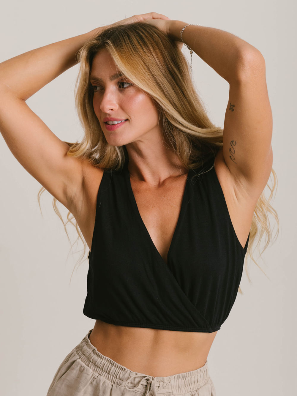 Blusa Sara preta da marca Greenish, com decote cruzado em V e caimento soltinho, perfeita para momentos confortáveis.