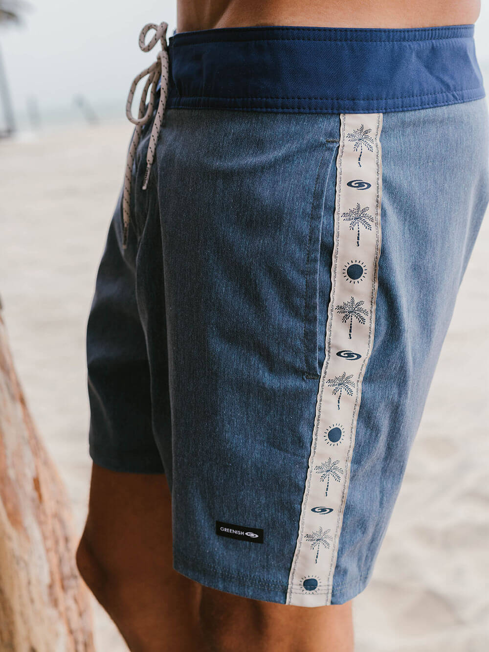 Bermuda Boardwalk Mini Palm Vintage Azul Marinho da Greenish com design tropical e tecido Total Stretch.