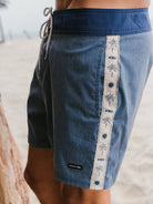 Bermuda Boardwalk Mini Palm Vintage Azul Marinho da Greenish com design tropical e tecido Total Stretch.