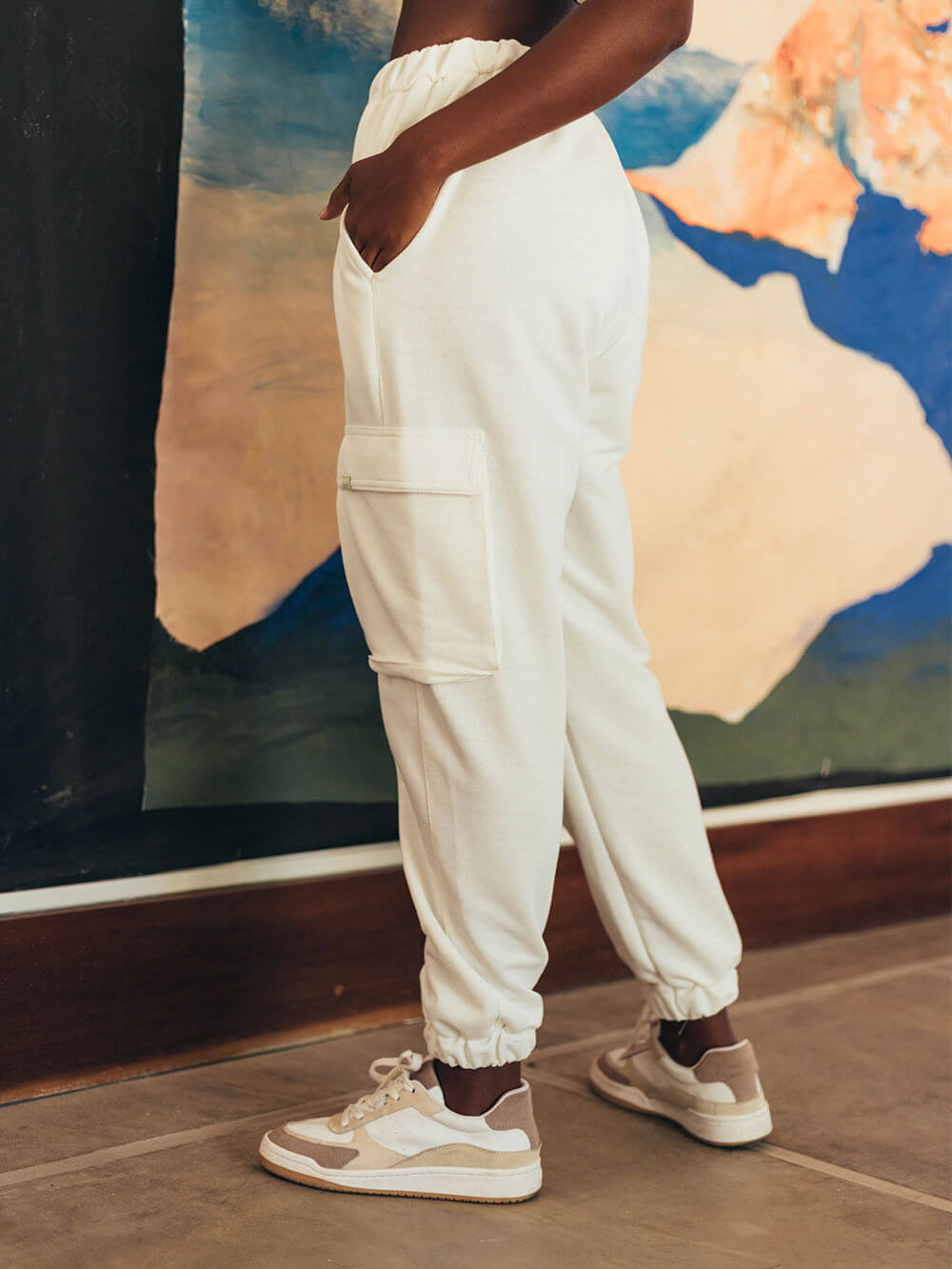 Calça moletom Jucca off white da Greenish, conforto e estilo com bolso lateral, perfeita para o dia a dia.