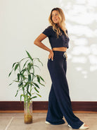 Calça Jane Azul Marinho da Greenish com cós largo, elástico e caimento solto, ideal para estilo descontraído.