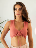Top Andy Coral da Greenish: conforto com estilo, tecido canelado e decote V, perfeito para looks casuais.
