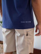 Camiseta Right Wave Azul Marinho da Greenish, confortável e respirável, perfeita para dias de surf.