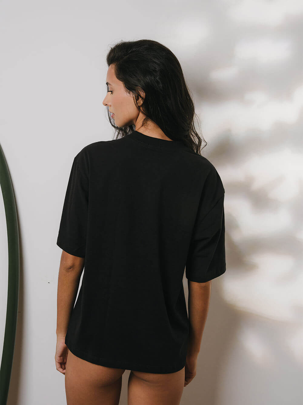 Camiseta oversized preta da Greenish, vista de costas, ideal para conforto e estilo no dia a dia.