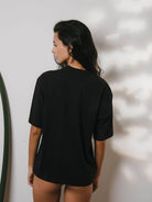 Camiseta oversized preta da Greenish, vista de costas, ideal para conforto e estilo no dia a dia.