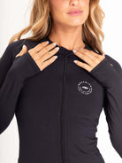 Colete feminino Adventure preto da marca Greenish, ideal para aventuras ao ar livre e estilo moderno.