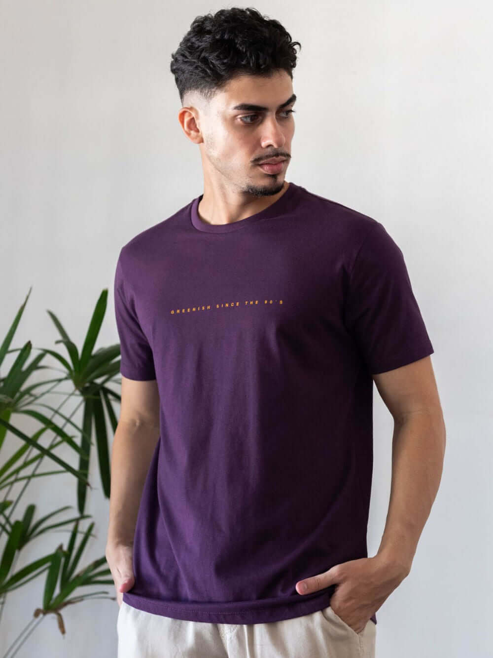 Camiseta Spiral roxa da Greenish, em algodão, com estampa exclusiva e design confortável, ideal para looks casuais.