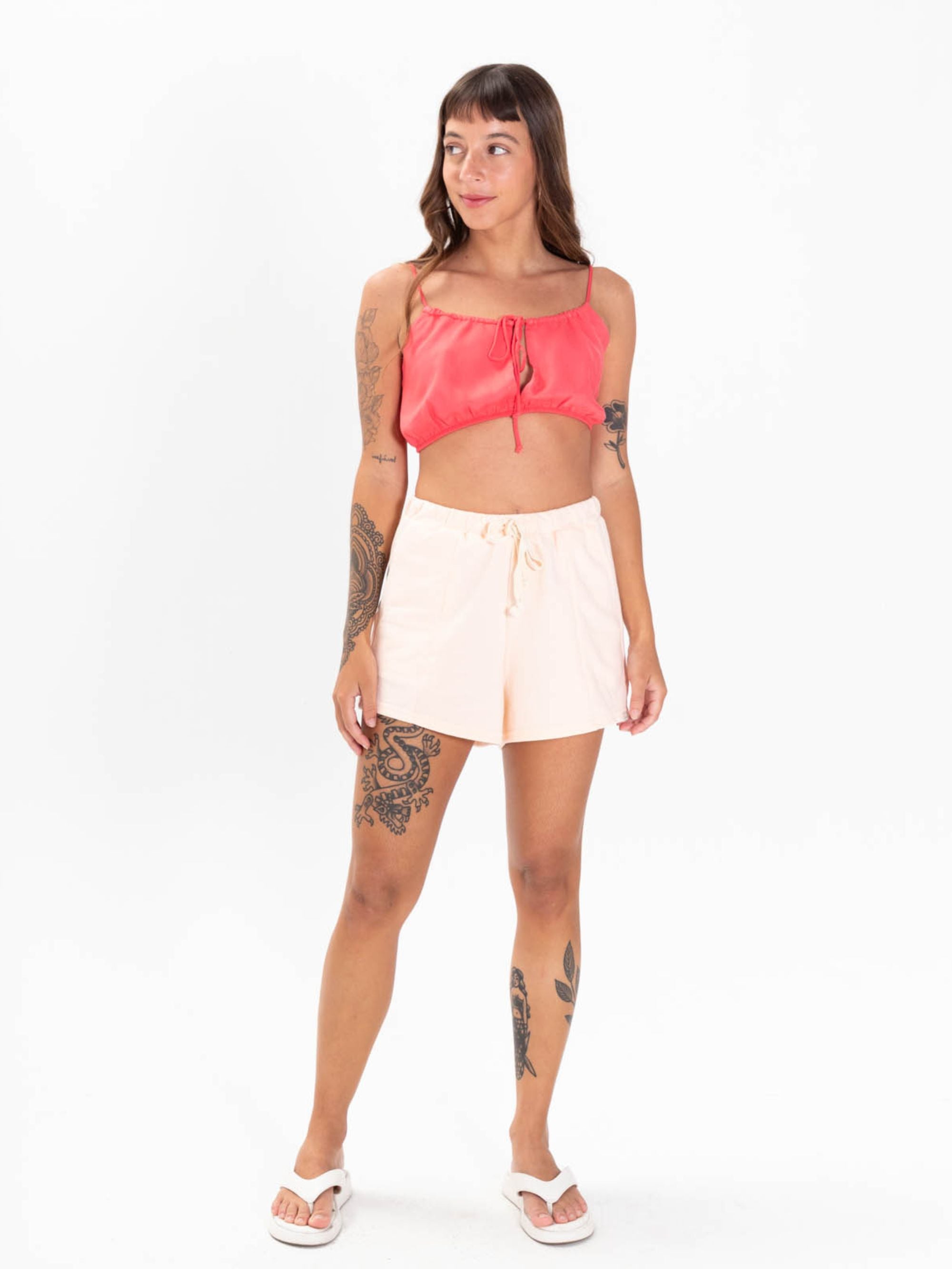 Top High Tide - Pink, modelo vestindo blusa rosa e shorts em um fundo branco, marca Greenish.