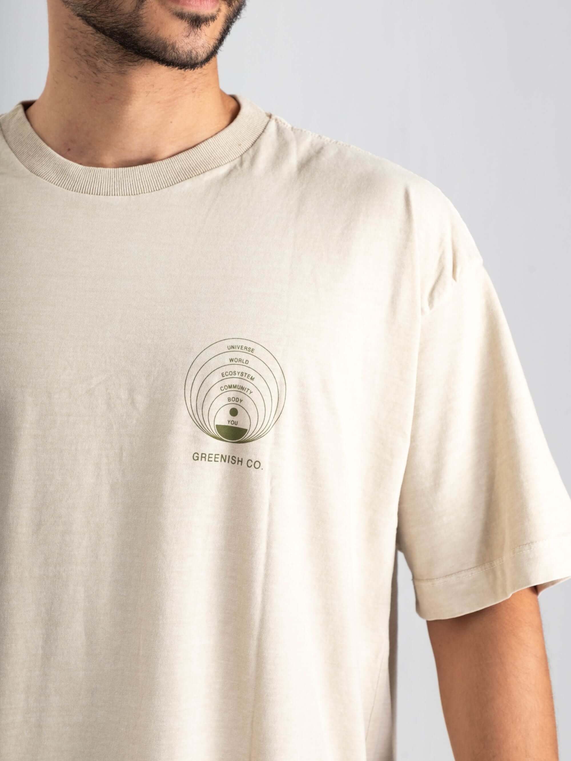 Camiseta oversized Greenish com estampa original, gola grossa e caimento amplo para looks streetwear.