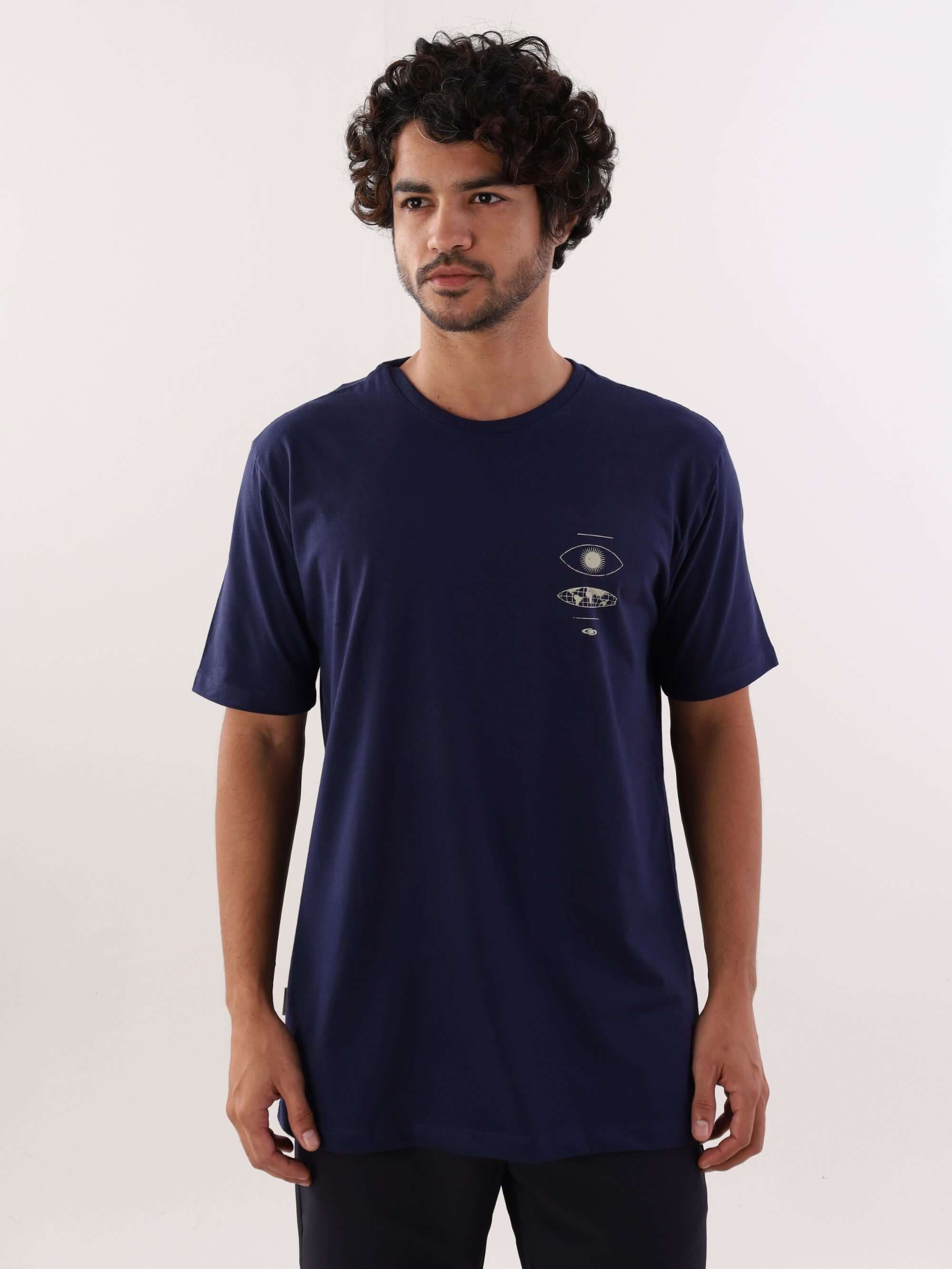 Camiseta azul marinho da Greenish com estampa "Go Where You Feel Most Alive" em modelo masculino.