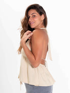 Modelo usando a blusa Breezy da Greenish, com decote em V e amarrações, ideal para o verão.