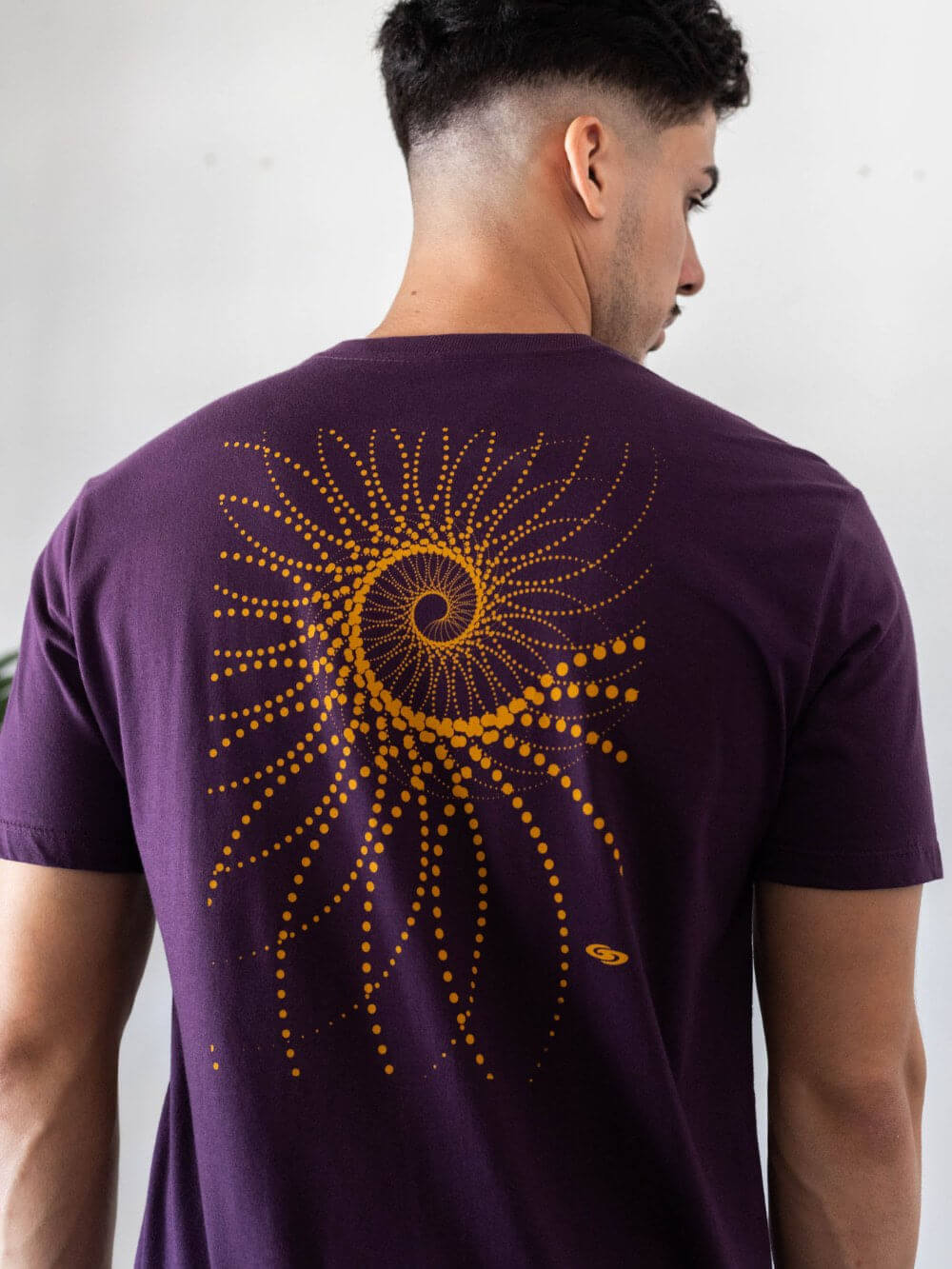 Camiseta masculina roxa da Greenish com estampa espiral exclusiva na parte de trás. Conforto e estilo para o dia a dia.