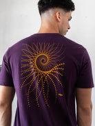 Camiseta masculina roxa da Greenish com estampa espiral exclusiva na parte de trás. Conforto e estilo para o dia a dia.