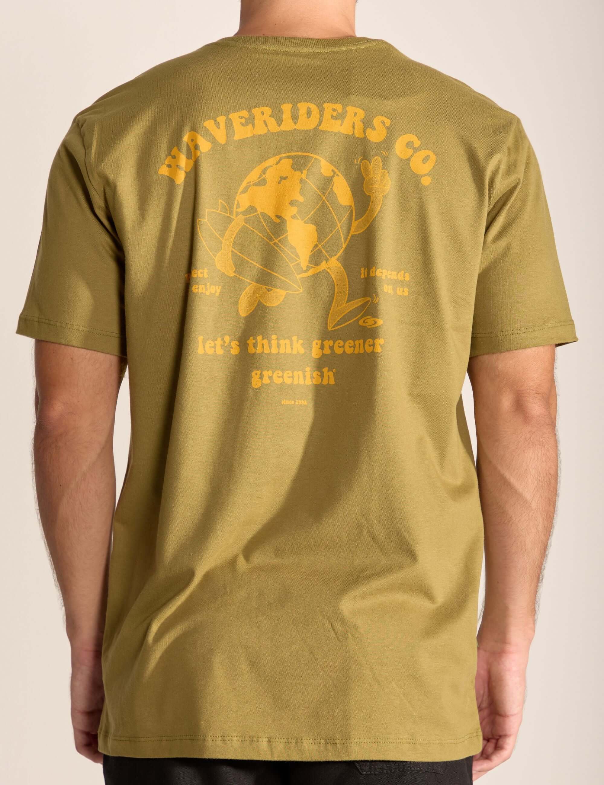 Camiseta verde oliva Waveriders Co. com estampa 'let's think greener', marca Greenish.