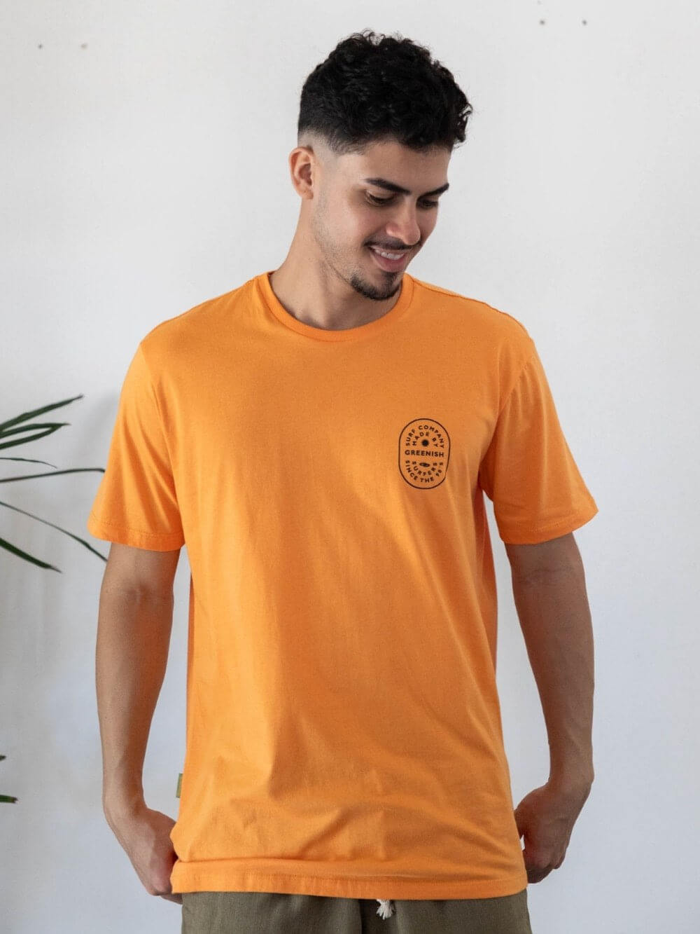 Camiseta Surf Company laranja, 100% algodão, estampa exclusiva e conforto para praia e cidade. Estilo com a marca Greenish.