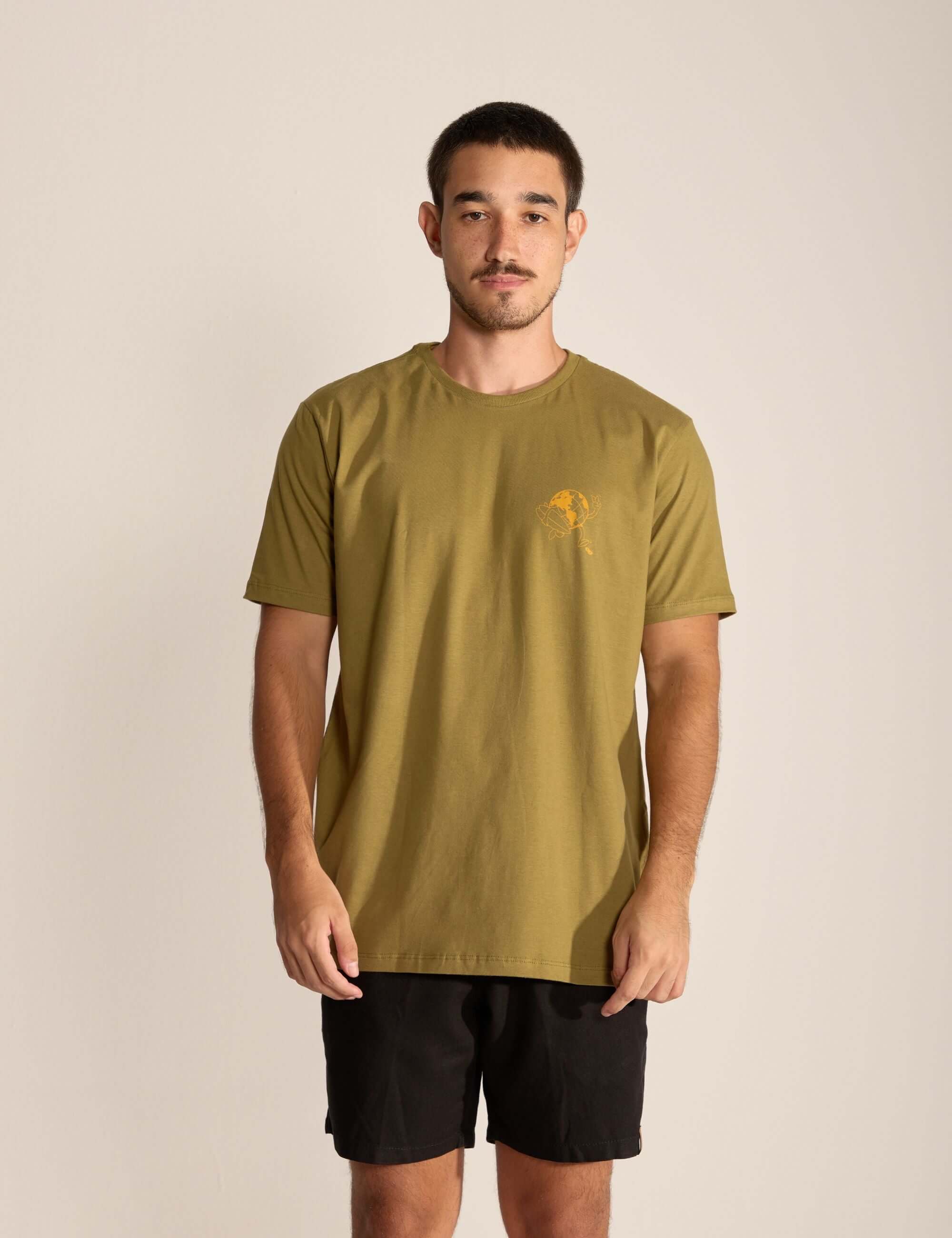 Camiseta Waveriders Co. verde oliva em modelo masculino, estilo casual, da marca Greenish.