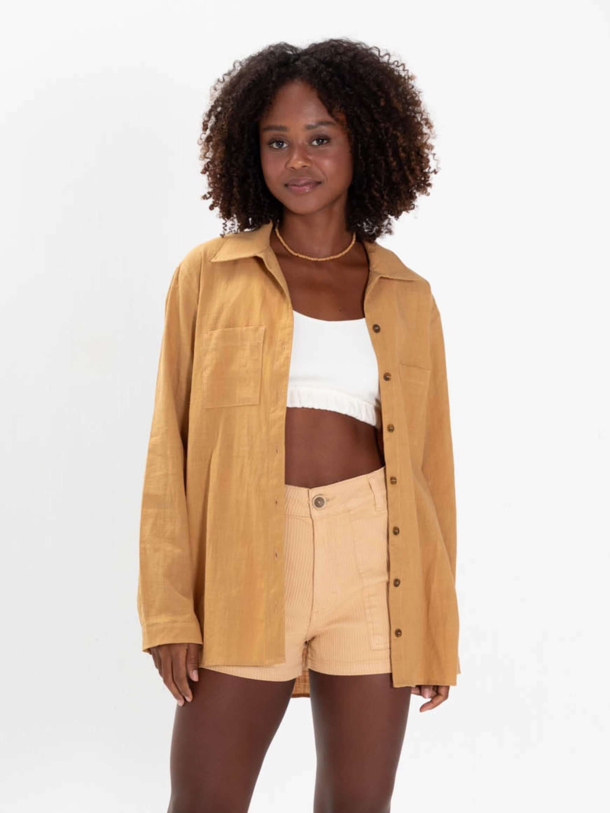 Camisa Jennie bege da Greenish, com mangas longas e bolsos frontais, ideal para looks versáteis e descontraídos.