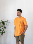 Camiseta Surf Company laranja, 100% algodão, estilo versátil, conforto e autenticidade, modelo moderno. Greenish.