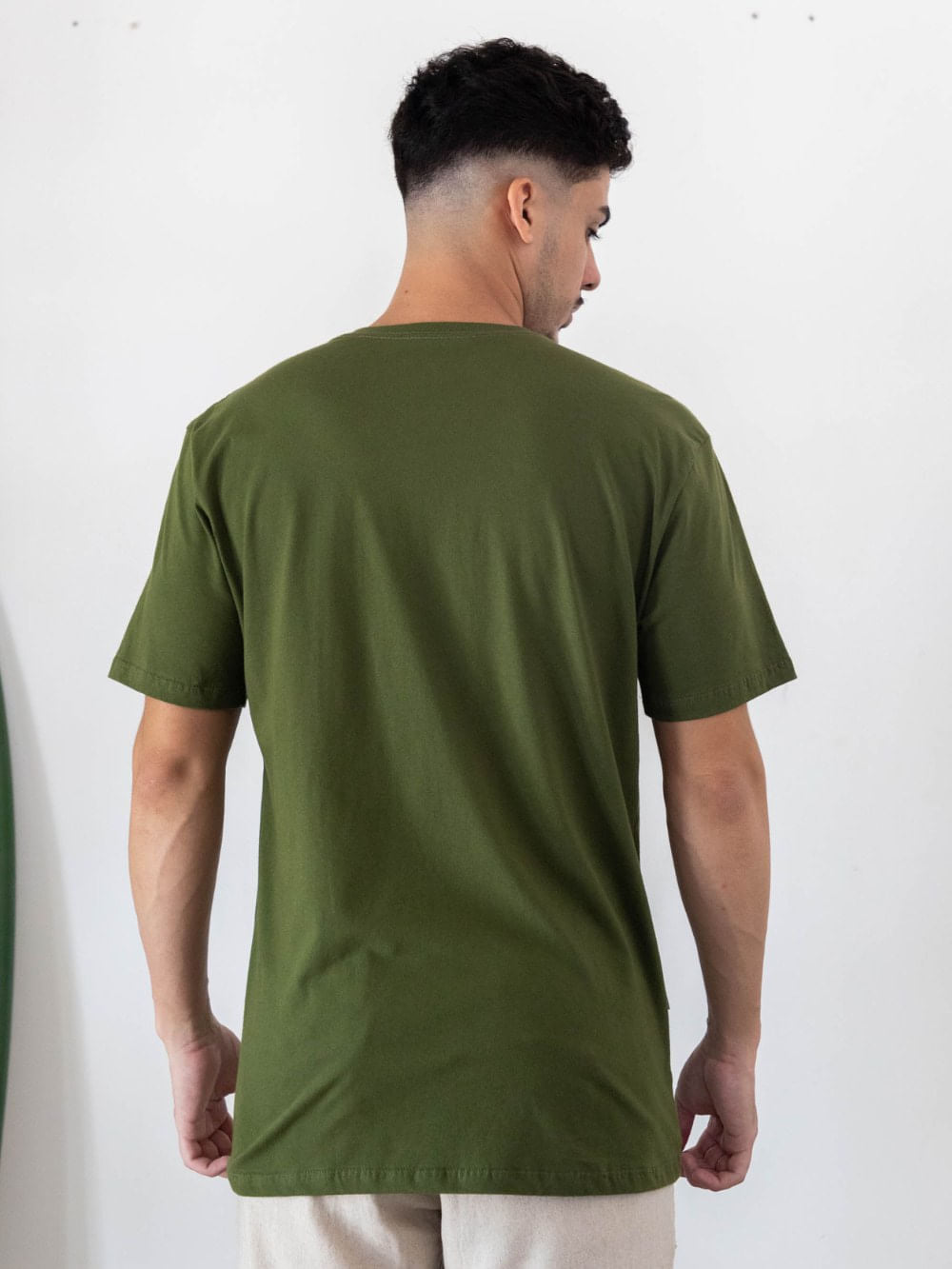 Camiseta verde escuro da Greenish vista de trás, feita em algodão sustentável, modelo clássico.