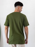 Camiseta verde escuro da Greenish vista de trás, feita em algodão sustentável, modelo clássico.
