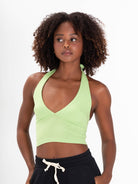 Top regata verde Amber da Greenish, ideal para um look casual e moderno.