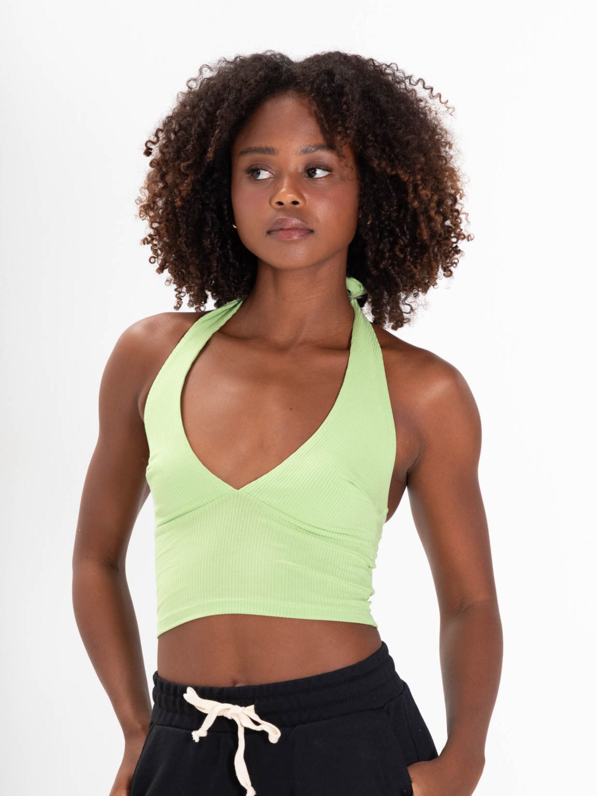 Top regata verde Amber da Greenish, ideal para um look casual e moderno.