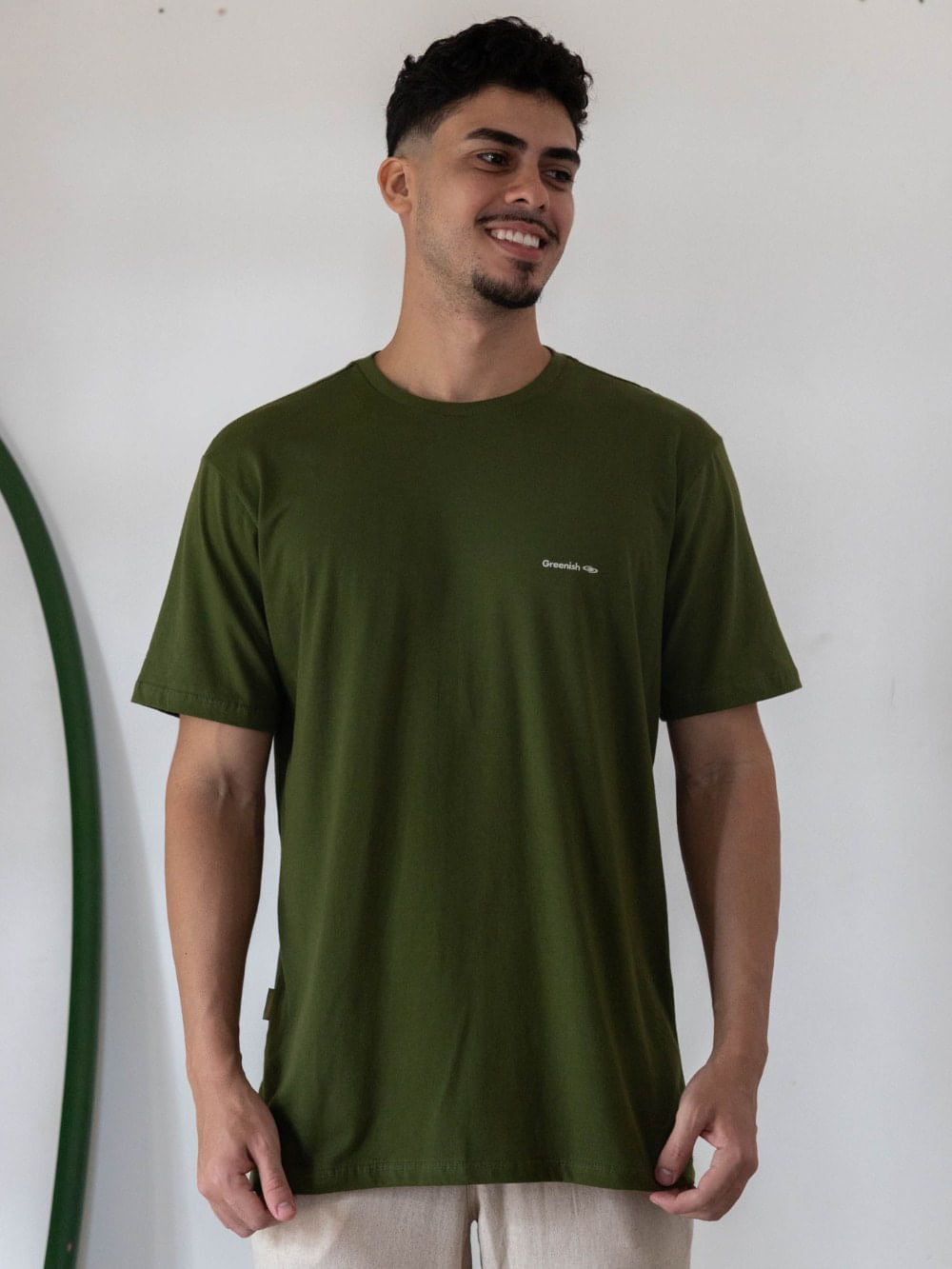 Camiseta Small Logo verde escuro da Greenish, feita em algodão sustentável, ideal para um visual minimalista.