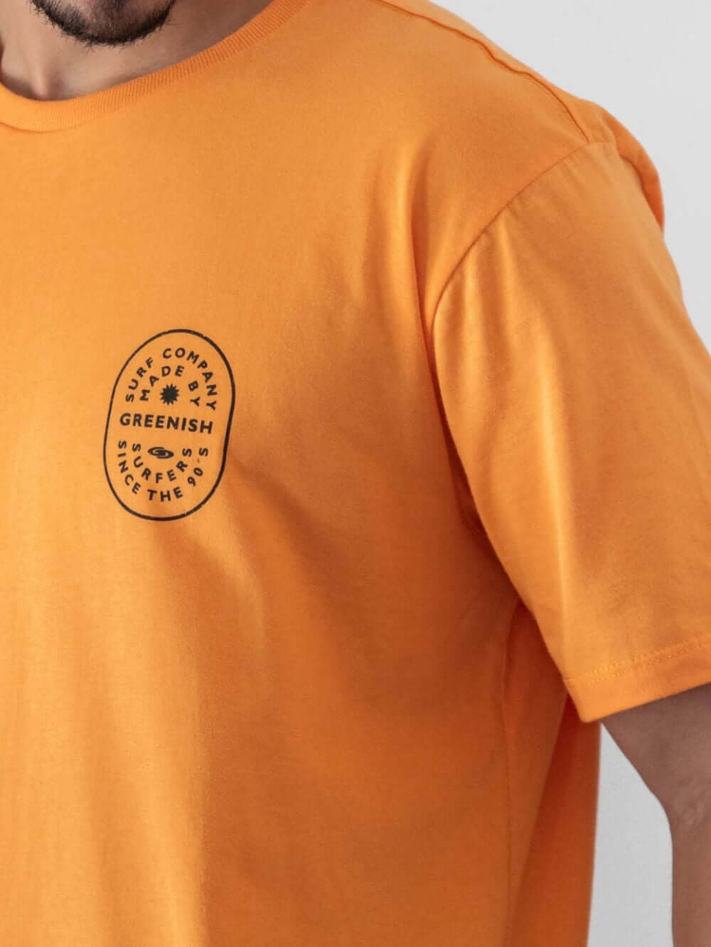 Camiseta laranja Surf Company da Greenish com estampa exclusiva, ideal para conforto e estilo no dia a dia.
