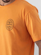 Camiseta laranja Surf Company da Greenish com estampa exclusiva, ideal para conforto e estilo no dia a dia.