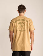 Camiseta Waveriders Co. na cor caqui, com estampa verde nas costas, marca Greenish.