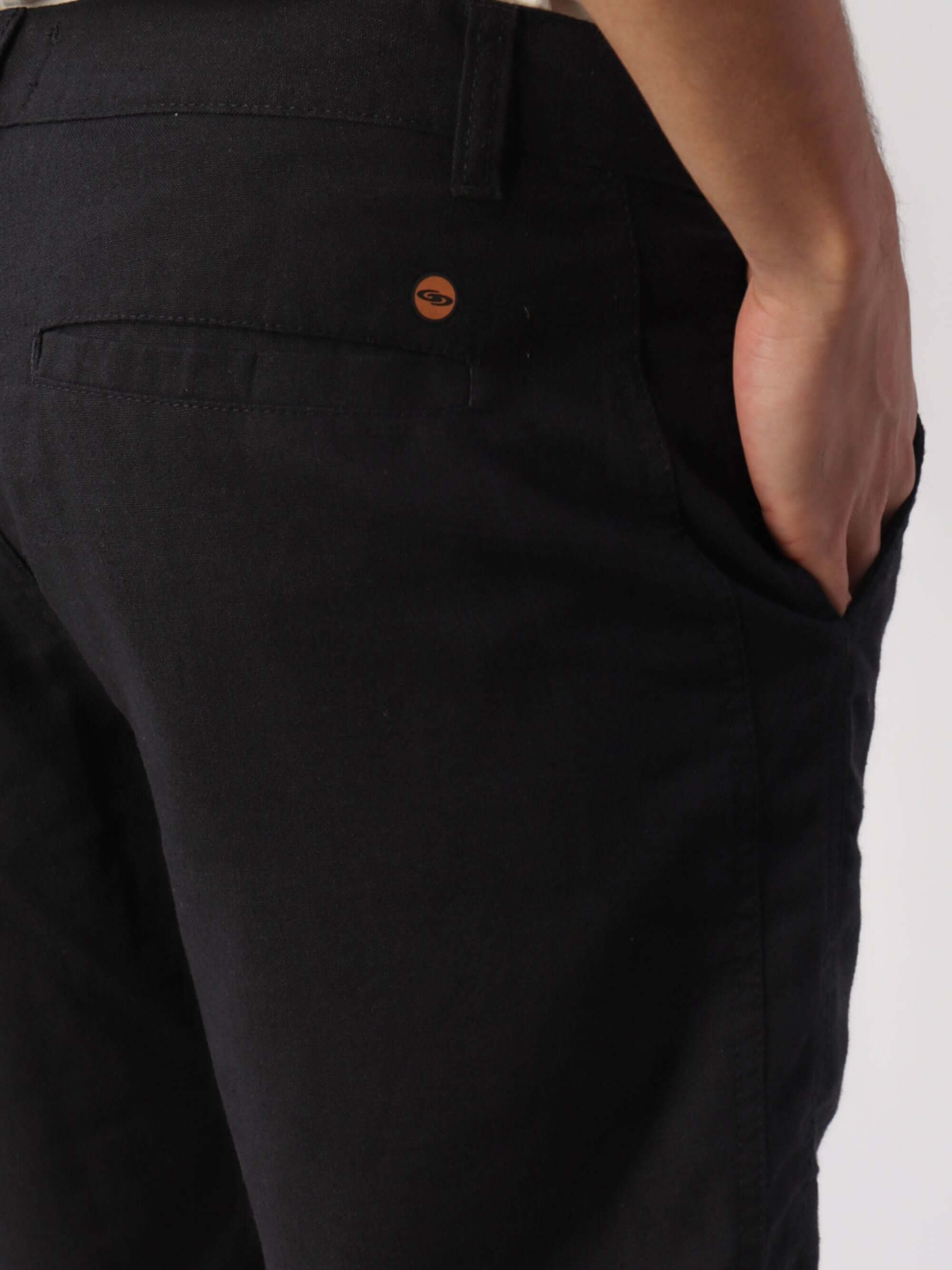 Bermuda em linho preto da marca Greenish, destacando detalhes de bolso e acabamento elegante.