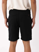 Bermuda de linho preta Greenish mostrada de costas, ideal para looks casuais e confortáveis.