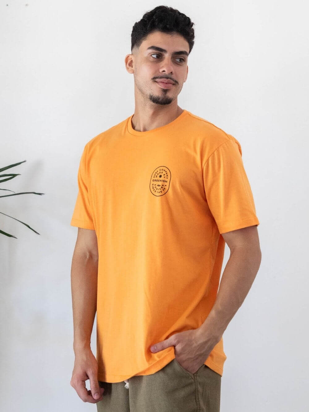 Camiseta Surf Company laranja, algodão respirável e modelo confortável, estilo versátil da marca Greenish.