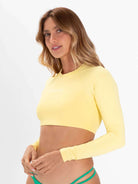 Colete Cropped Basic amarelo da Greenish, ideal para surf e praia, proteção UV e conforto.
