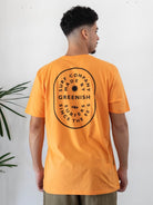 Camiseta laranja Greenish Surf Company, tecido respirável e estampa exclusiva, estilo para surfistas.
