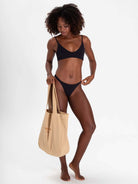 Biquíni Mia Preto da Greenish, modelo confortável e elegante, ideal para a praia, com mochila tote.