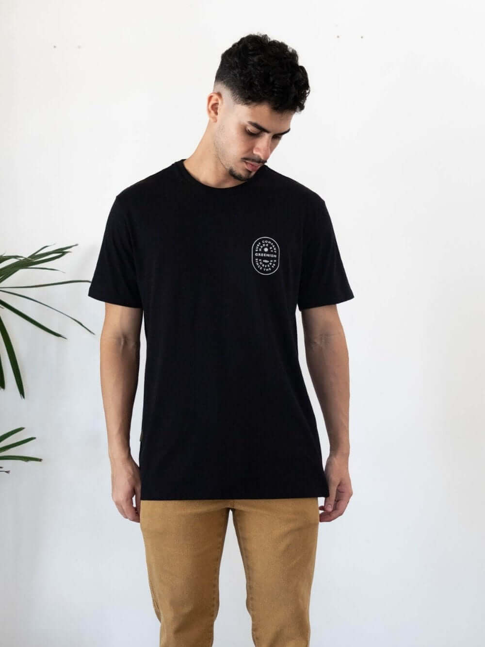 Camiseta Surf Company preta de algodão, oferecendo conforto e estilo versátil para o dia a dia. Marca Greenish.