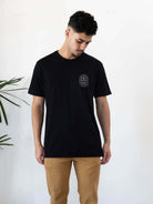 Camiseta Surf Company preta de algodão, oferecendo conforto e estilo versátil para o dia a dia. Marca Greenish.
